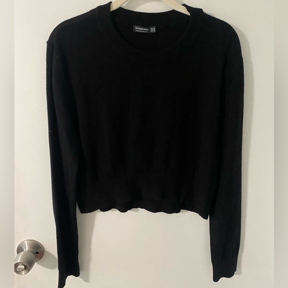 Stradivarius Women’s knitted cropped sweater in black - Picture 3 of 5